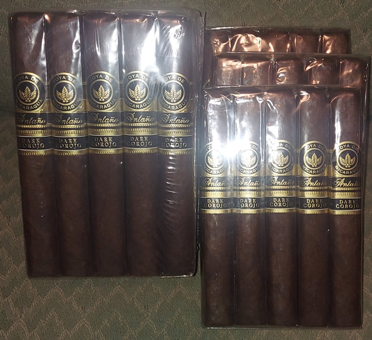 VamosGatos's tweet photo. They say money can't buy happiness.  I call 🐂💩 to that. 
Not only can you buy it, 
you can get it delivered to your house! 
Case in point, a few packs of
@joyacigars Antano Dark Corojo La Niveladora cigars. https://t.co/m2cSoNWUlc