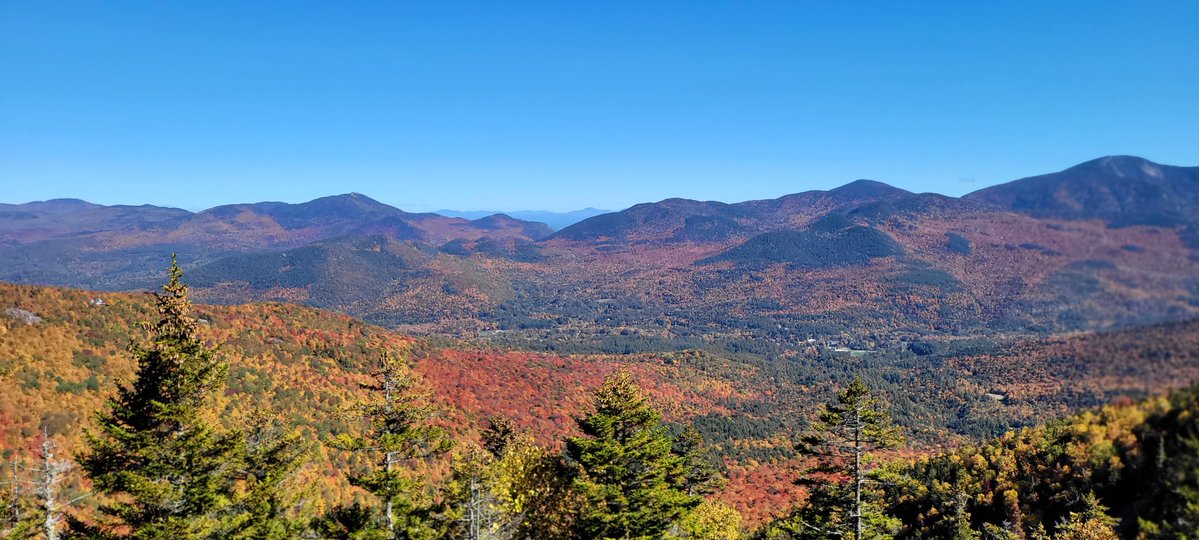 BryanLesswing's tweet photo. Great Range foliage on the way up to Big Slide earlier today. https://t.co/4dCpG4KYqk