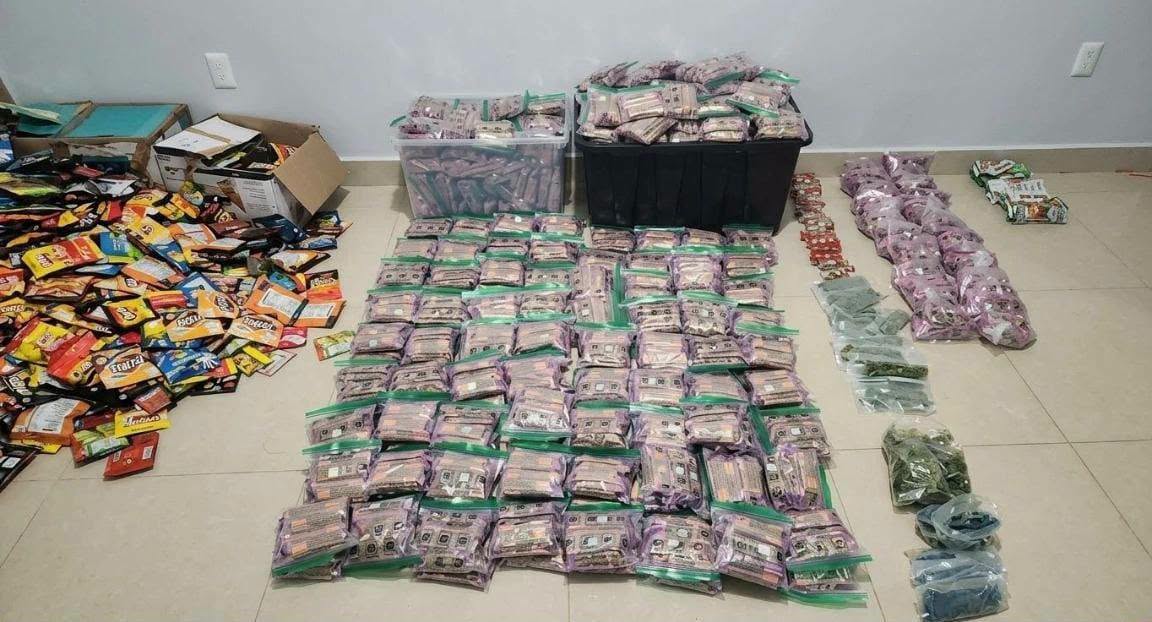EJTO_FAM_GN's tweet photo. Aseguran droga y cartuchos en inmueble de Mazatlán
Elementos de la Guardia Nacional y Ejército Mexicano, en coordinación con el Grupo de Operaciones Especiales de la Secretaría de Seguridad Pública de Sinaloa y la FGR, aseguraron en la colonia Real del Valle, Mazatlán, 1,250 bolsas de frituras, 330 bolsas de golosinas y 460 barras de chocolate con marihuana.
