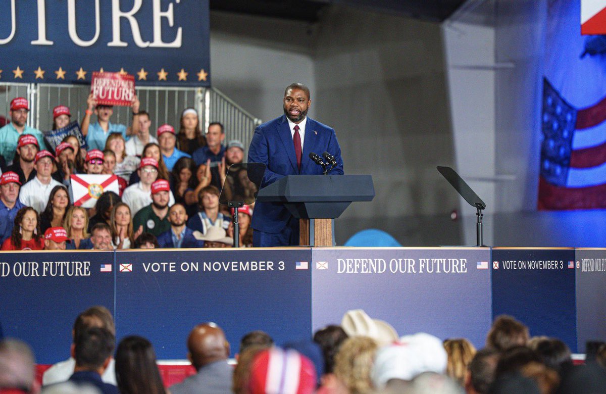 ByronDonalds's tweet photo. Great to see my friend @jdvance and a massive crowd of fired-up Florida Republicans in Lakeland.

The energy in the room was electric — we are going to WIN in 31 days. https://t.co/KGP78aPMoL