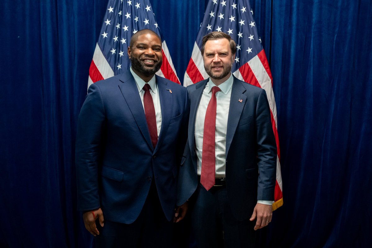 ByronDonalds's tweet photo. Great to see my friend @jdvance and a massive crowd of fired-up Florida Republicans in Lakeland.

The energy in the room was electric — we are going to WIN in 31 days. https://t.co/KGP78aPMoL
