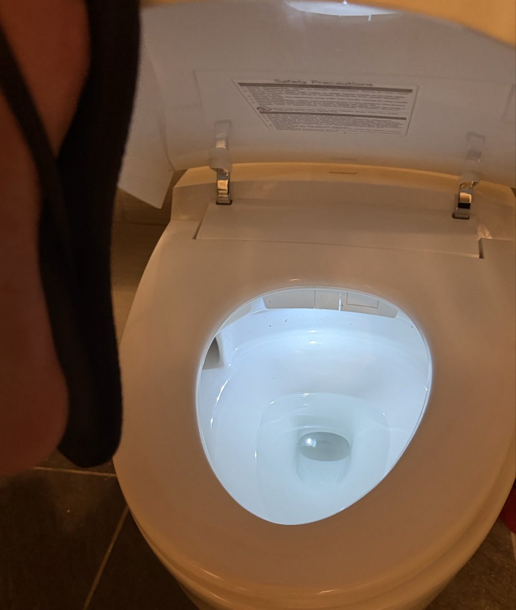 bigburr6767's tweet photo. never encountered a smart toilet before????? help???? it talks????? #footreveal https://t.co/O6r986x3Qn