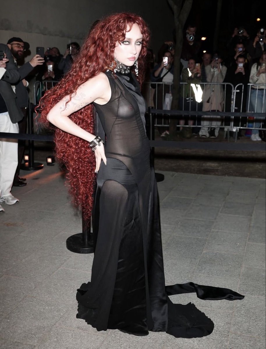 laurmichap's tweet photo. okay now I’m posting smth fun, let’s appreciate this underrated Chappell look https://t.co/dPuI0QN6R7