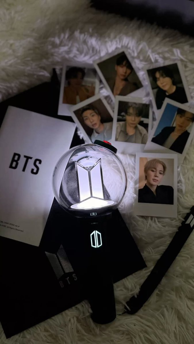 Fernand74514457's tweet photo. BTS Official Lightstick Army Bomb Ver. 4 💜✨
• Modelo: Official Lightstick Ver. 4
• Estado: Nuevo (solo se abrió para la foto)
• Incluye: Caja original, bolsa guardapolvo, correa y photocards oficiales completas [ajustar si falta algo].
• Precio: S/ 300 https://t.co/FNmKb0oeNo