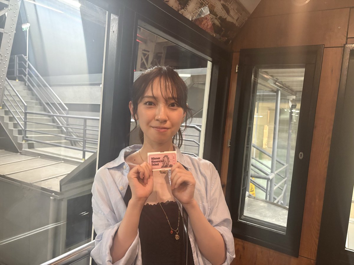 miku_2ndbook's tweet photo. 🍣オフショット公開🍣

ウィーンの有名なプラーター遊園地🎡
先日公開した先行カットでもわかるように
観覧車の中はとても広いのです👀
記念に乗車チケットを持ってパチリ📷

#金村美玖2nd写真集_機微 https://t.co/pFyCbsRxbG