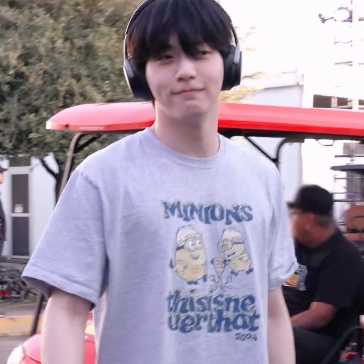 jdhjdsmbdk's tweet photo. in the same shirt no less https://t.co/iM1MJQdd8E