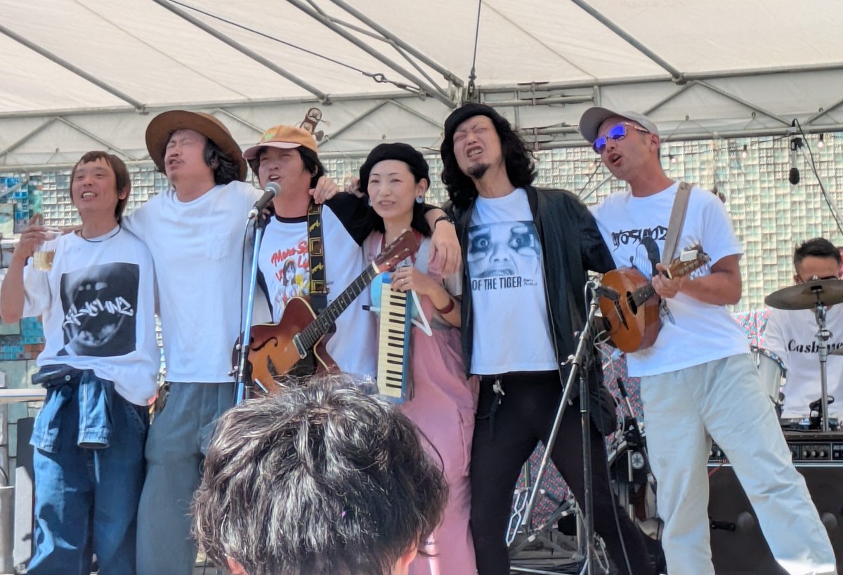 aruite5hun's tweet photo. 良いお天気の久宝寺緑地公園🌳
NEIGHIBORGOOD MUSIC FESTIVAL
グラサンズ観た史上1番音が良かったんです♬青い空に響く楽器の音、田渕さんの歌声、平和を願って演奏してはるんやなぁと思いました♬
きつねうどんさん！開催してくれてありがとうございました！
#NIGHIBORGOODMUSICFESTIBAL
#グラサンズ https://t.co/nr8nLLRQZt