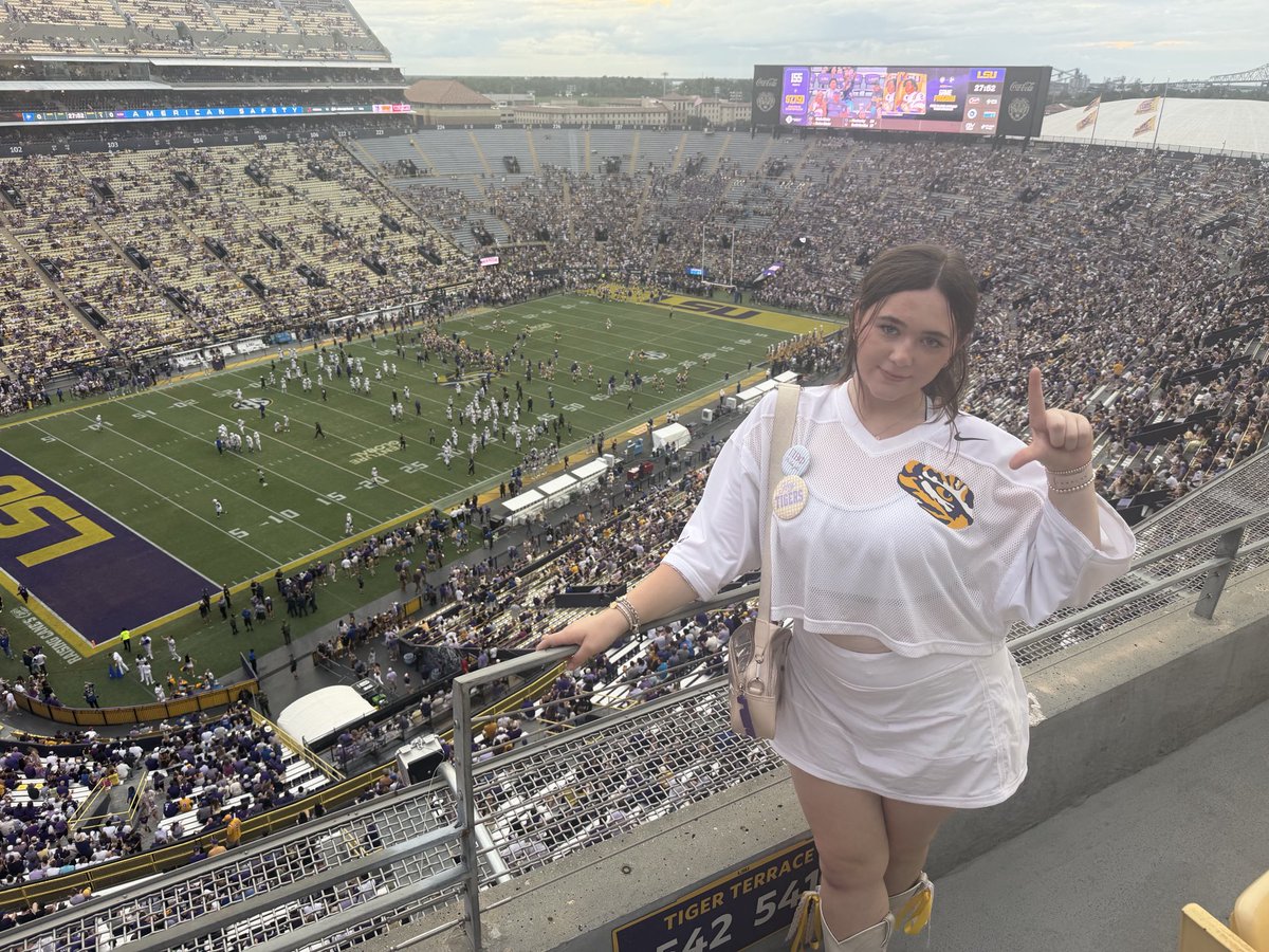 JenDeJournett's tweet photo. It's Saturday night in Death Valley! Let's go @LSUfootball #GeauxTigers @LSU #FamilyWeekend 🐯💜💛😇🪽🪽 https://t.co/UEBrAA2teL
