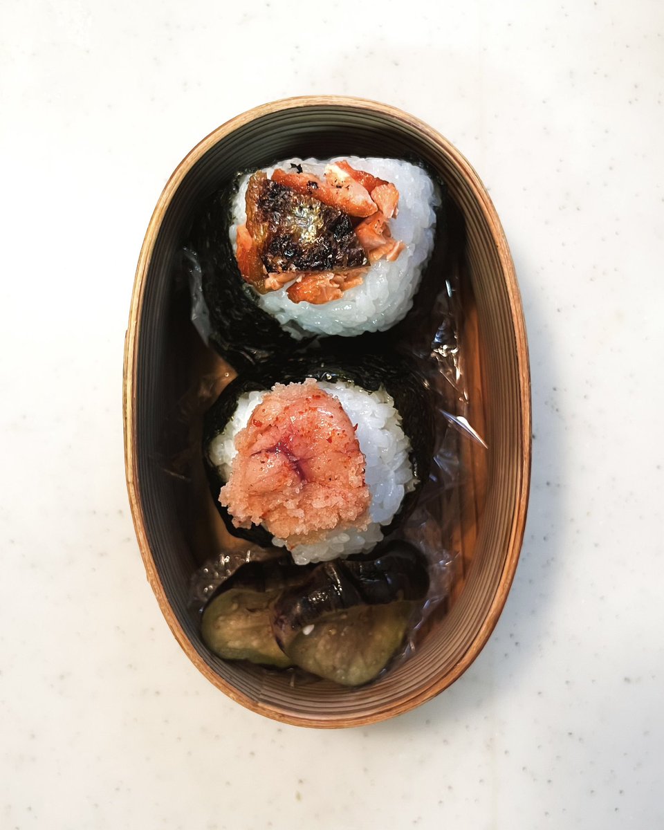 mtmtk27's tweet photo. 新米でおむすび2種🍙
焼き鮭と明太子に茄子の三五八漬け🍆
おむすびは六助の塩がマスト🧂

最高にうんまい！！！ https://t.co/YTOVaf0WBk