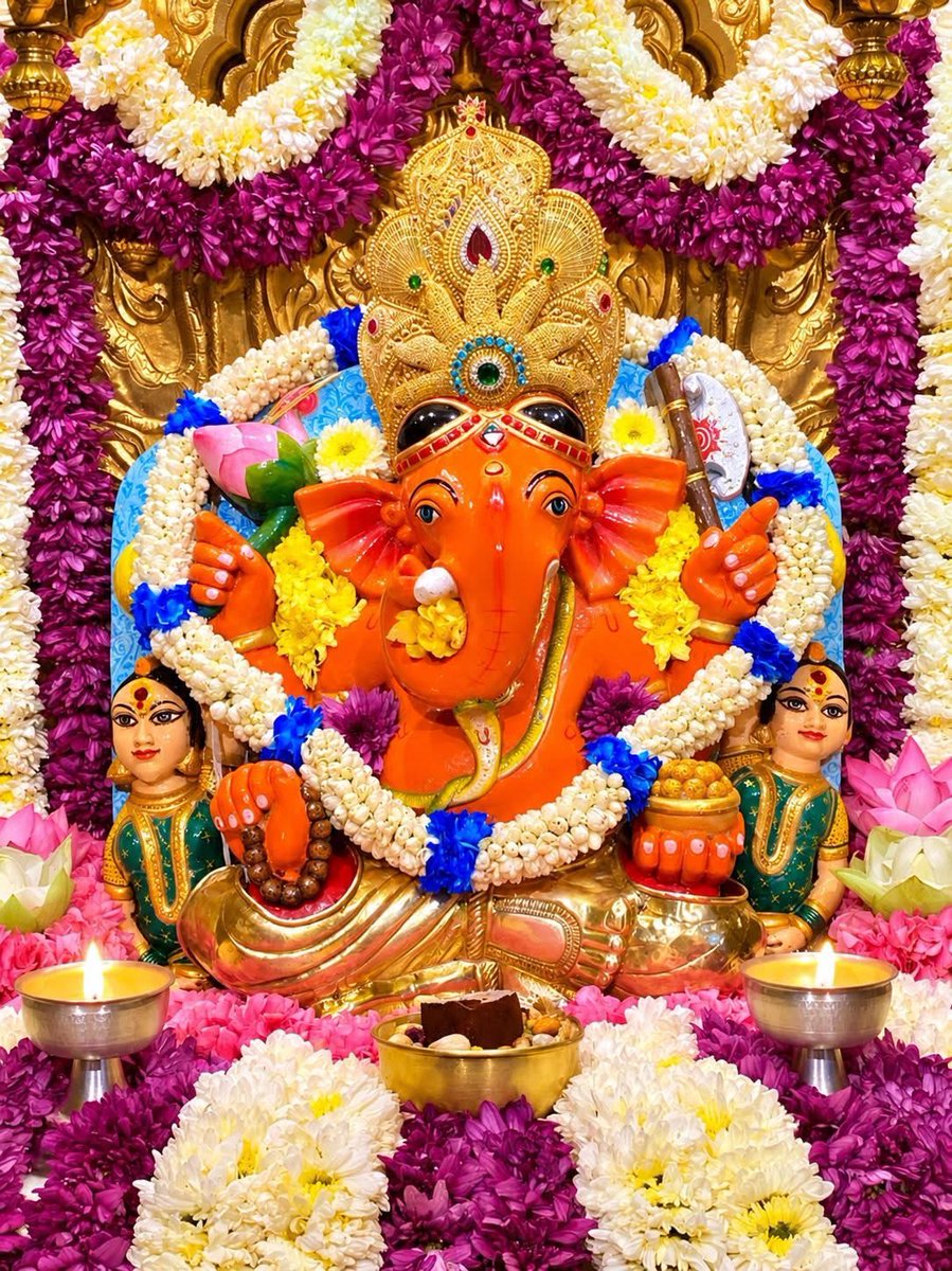 rio10314's tweet photo. श्री सिद्धिविनायक गणेश जी के दिव्य प्रातः कालीन दर्शन...🌺🌺🙏🏻

— at Shree Siddhivinayak Mandir Prabhadevi. https://t.co/oCauX0pjmF