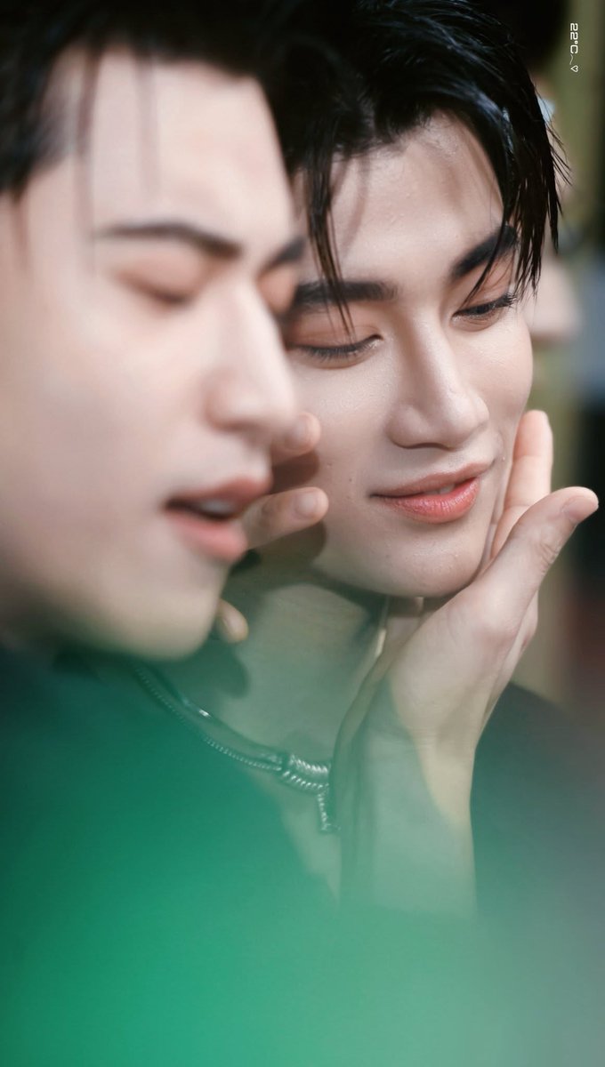 saraah_universe's tweet photo. why hold your own cheeks when you have someone to do it for you? https://t.co/NYihix7Pf1