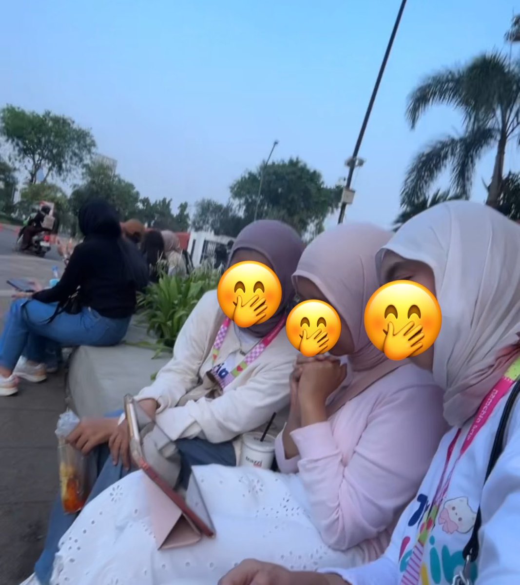 n0minaaa's tweet photo. hectic ngurusin trip smpe kelupaan festival papip, alhasil ngereog dalam keadaan ngemper 😭 cilor @naneyoo_ pun sampe dingin 😰 https://t.co/9sC2CvGhvk