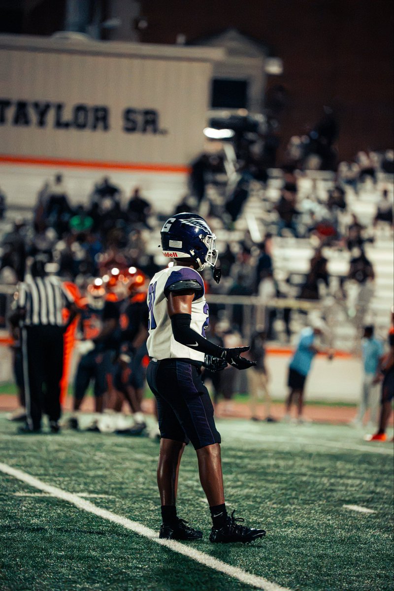 iamcjsimms's tweet photo. Week 2 vs Coolidge, 2 targets, 0 catches, and 1 tackle. https://t.co/TulsKdq2ni