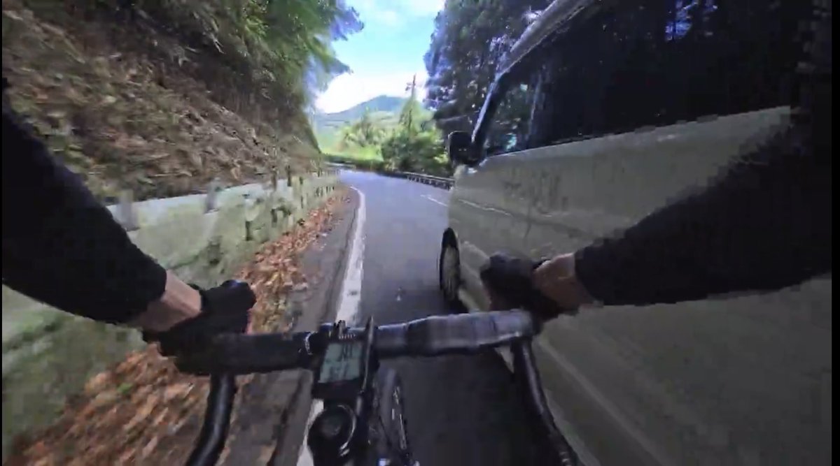 Yamaki_82's tweet photo. TLに流れてる動画、どう見てもクルマが自転車を○しに掛かってるように見えて、クルマの方に過失があるように思えるのだけど、自転車の方が叩かれてまくってるのに違和感
確かに自転車側も速度出し過ぎではあるけど、下手すると死亡事故になるようなクルマの運転 https://t.co/EZLG4UGvIF