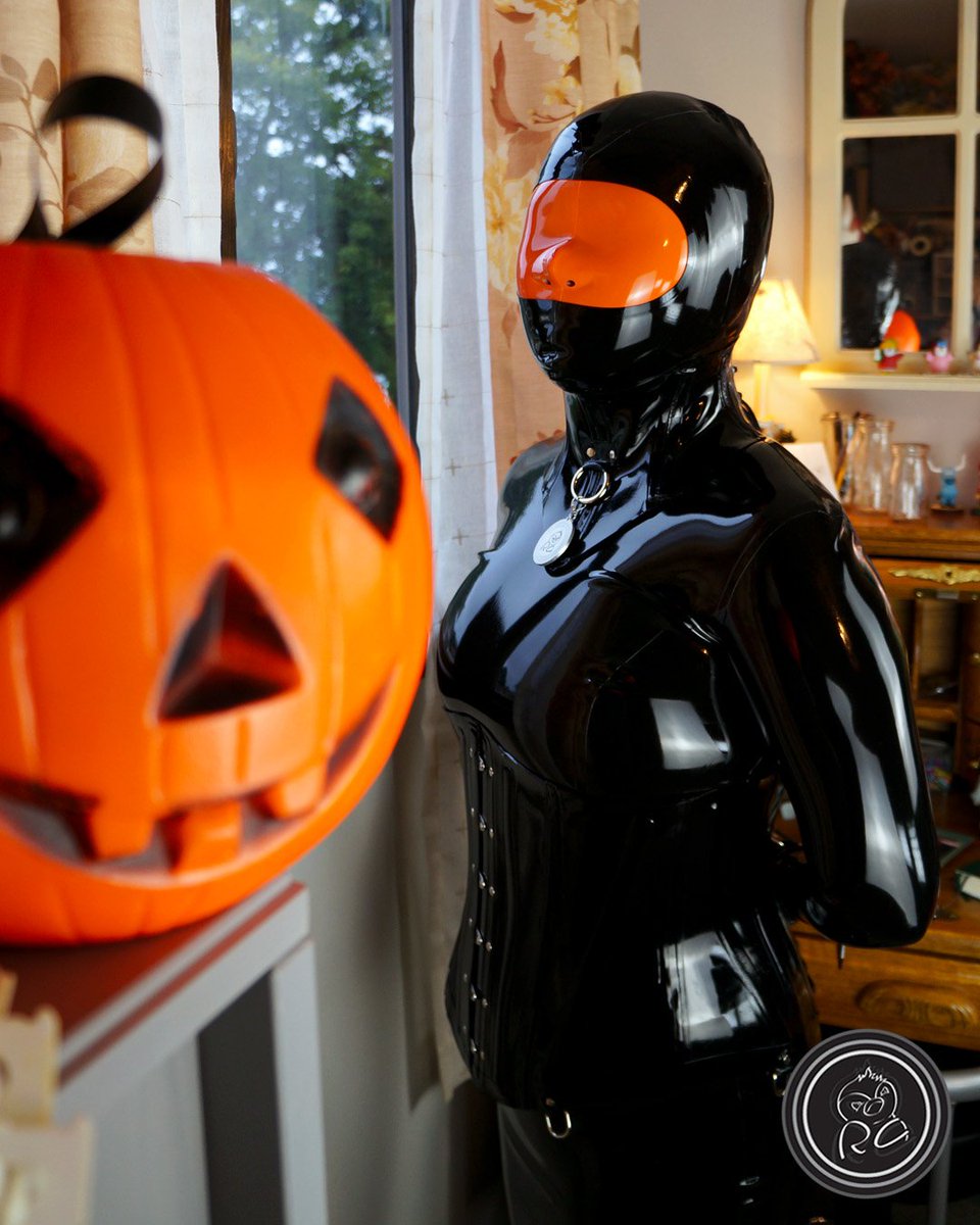RChinguin's tweet photo. New blog is live. Check link in bio. 

Let the summer colors melt away and let's embrace the rusty colors of autumn! The transition is always so subtle and quiet, but the actual setup is not. 

#latex #latexgirl #latexdoll #latelife #shiny https://t.co/MJN5SRCvJD