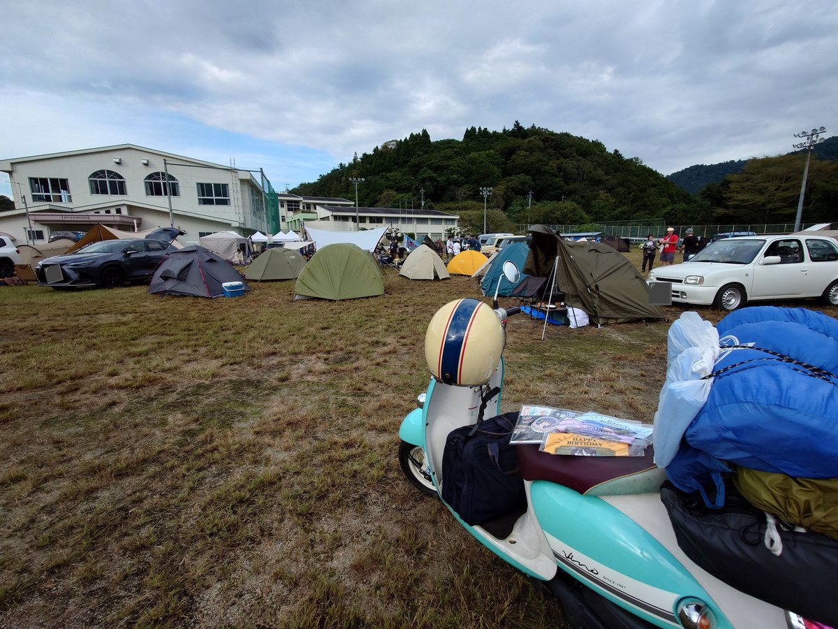 mtzk_'s tweet photo. 昨日は15時過ぎに本栖高校着いて。食い物もうなんも無くってかき氷2店、ビール1店、そば湯とつゆしか無いよっての1店、みたいな。仕方ないので原付で寒い中かき氷食ってました。道志みちの山伏峠が14℃だったその想定はなかった。 https://t.co/uD4d51rcpH