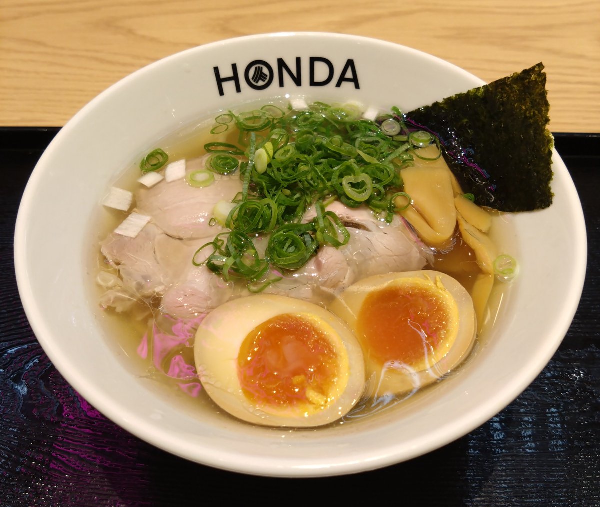 ig_yu0820's tweet photo. らぁめん本田麺業
羽田空港第1ターミナル店
味玉貝出汁塩らぁめん
手揉み麺変更

空港で飛行機乗る前に。
フードコート形式でこちらは朝7:00から営業🙂
貝がきいた朝にはちょうどいいスッキリスープにおすすめと書かれていたのでついつい買ってしまった手揉み麺✨
麺はしっかり食感が残ったちょい硬めの茹で加減😋

半熟味玉にしっとりチャーシューも高いクオリティです👍