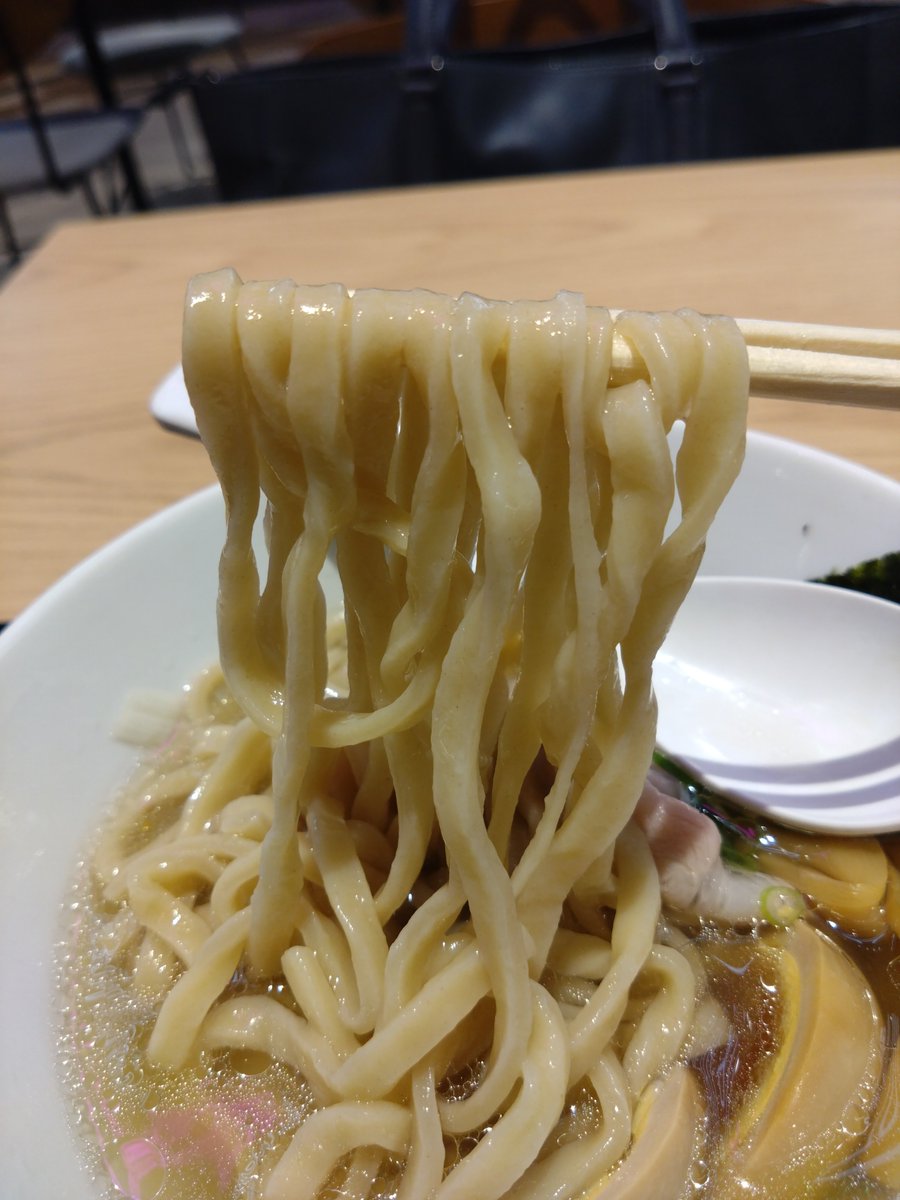 ig_yu0820's tweet photo. らぁめん本田麺業
羽田空港第1ターミナル店
味玉貝出汁塩らぁめん
手揉み麺変更

空港で飛行機乗る前に。
フードコート形式でこちらは朝7:00から営業🙂
貝がきいた朝にはちょうどいいスッキリスープにおすすめと書かれていたのでついつい買ってしまった手揉み麺✨
麺はしっかり食感が残ったちょい硬めの茹で加減😋

半熟味玉にしっとりチャーシューも高いクオリティです👍