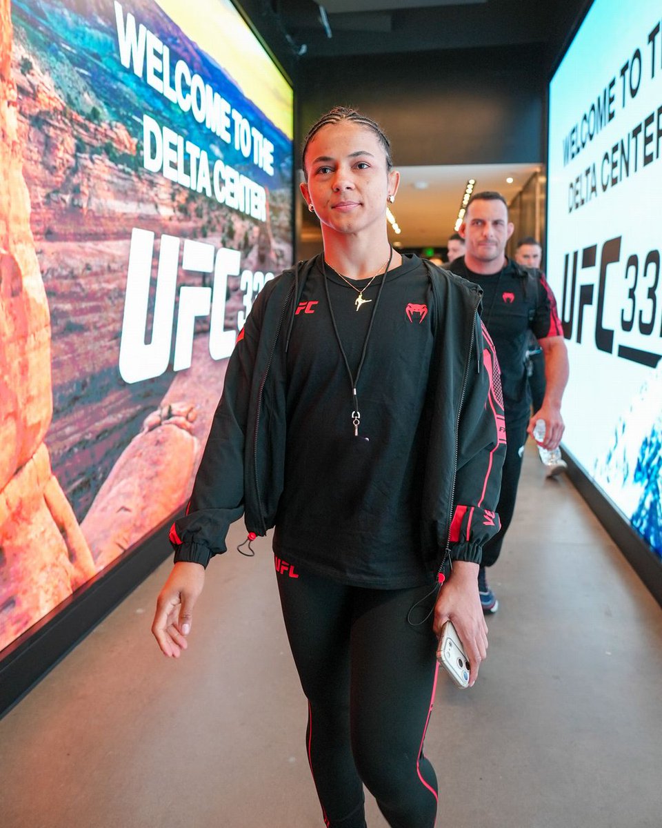 ufc_jp's tweet photo. メインカード💥スタート✨
メインイベントに登場するナタリア・シウバとワン・ツォンの会場入り👀
#UFC332
📺 @UNEXT_fight & #UFCFightPass https://t.co/5qZqoyCoFj