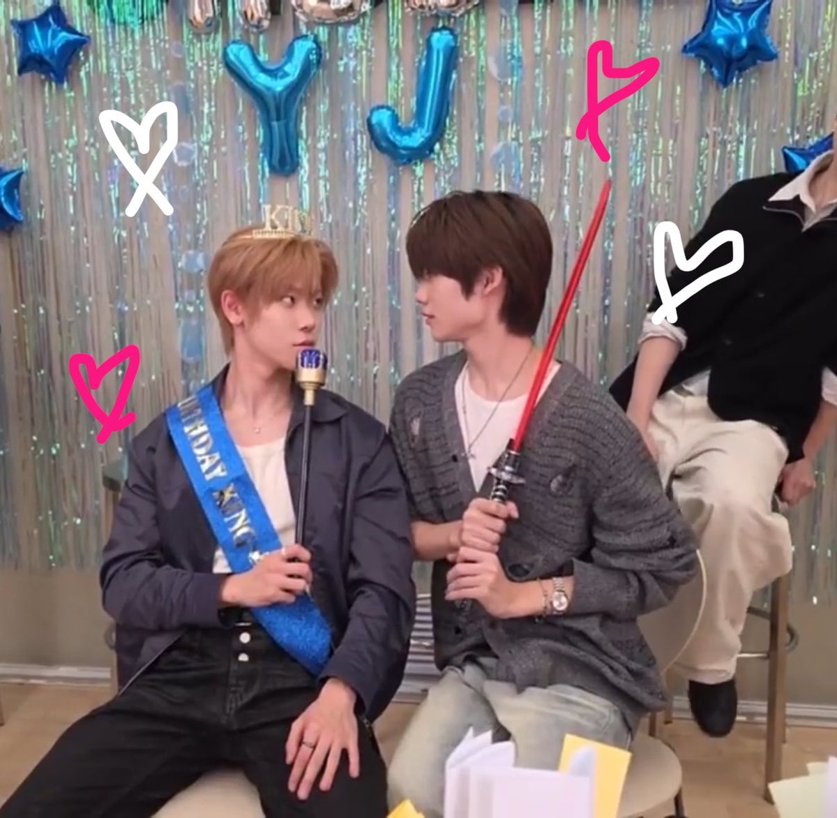 ikenshinteru's tweet photo. #CLOSEYOUREYES #클로즈유어아이즈 #JANGYEOJUN #장여준 #장여준의_생일입니다만 

아촤촤촤.. 클유아 가족이야..
켄신이랑 여준이 왕&amp;기사로 아이컨텍하면서 찍은거 너무 귀여웟어요ㅜㅜ🫰🏻😁
라이브 보는 내내 다 재밋엇어요
포즈랑 아이템 뽑아서 찍는것도 좋앗고
여준아 다시한번 생일축하햇 https://t.co/BzAHCVad2c