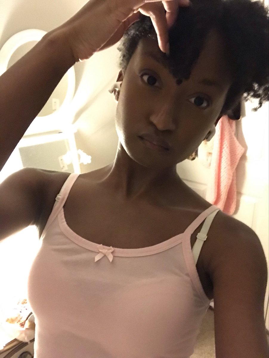 meaganthestrawb's tweet photo. humming girl https://t.co/fIYaqOyRLS