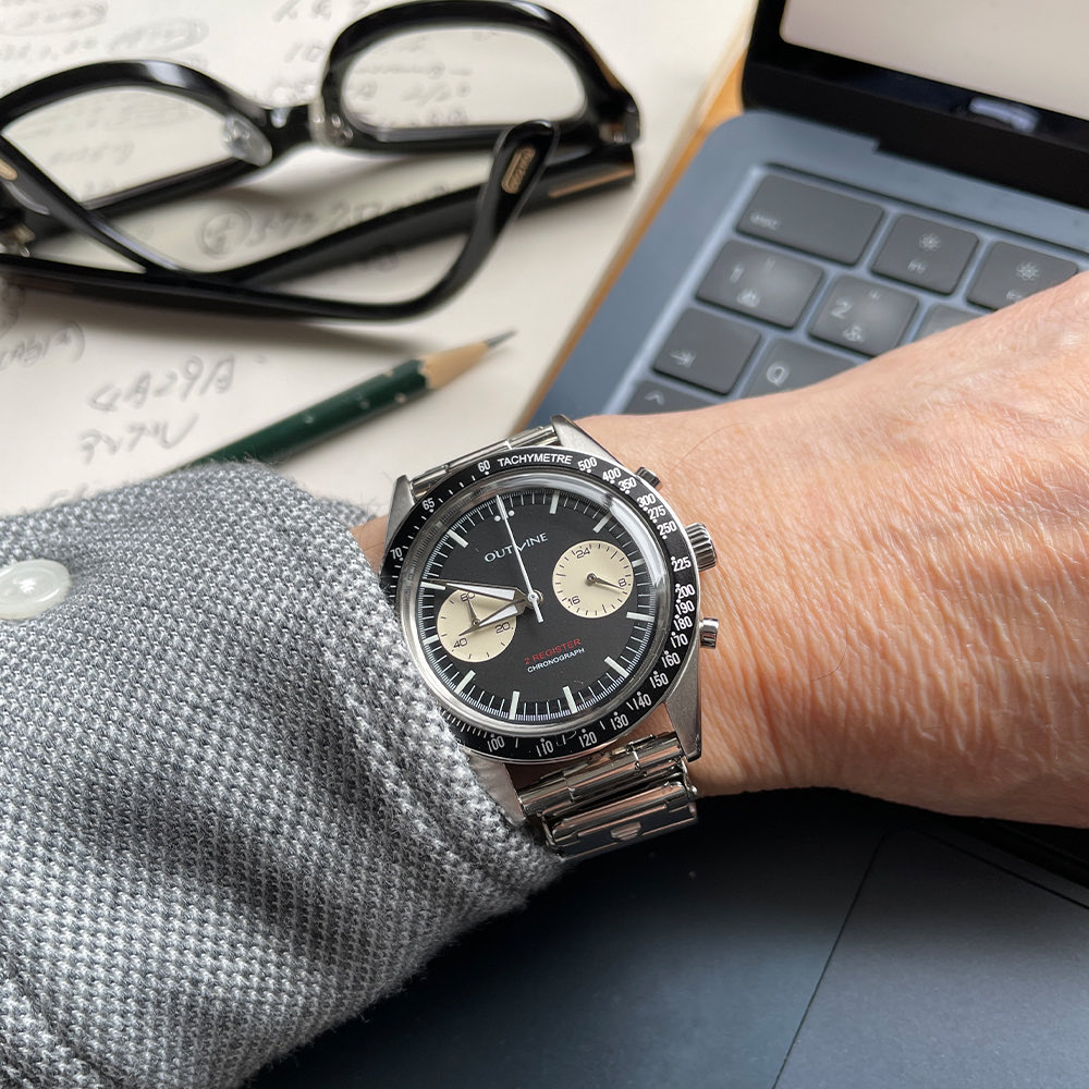 powerwatch's tweet photo. 迷ったらいつもコレです😁
時刻を合わせる必要はないし、フォースナー社のメッシュブレス「コムフィット」もさらっと着けられる。しかも程よいキラキラ感があってシックな逆パンダ顔との相性もいい。そのためどんな服にも合わせやすくて、つい選んでしまうのであ〜る。

【朝、どれを着けるか迷ったらコレ】モノトーンでシックなレトロ顔に39mmのほど良いサイズ感。6万円で買える万能時計！｜no.266 https://t.co/OzCHplNqIt #powerwatch @WLN_OFFICIAL 
#アウトライン #2レジスタークロノ・シリーズ2