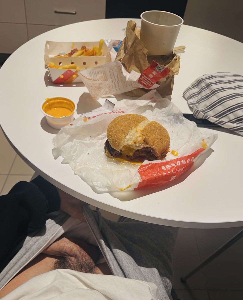 555scorpi0's tweet photo. not an adv of burger king #chudai https://t.co/1mmQklb00s
