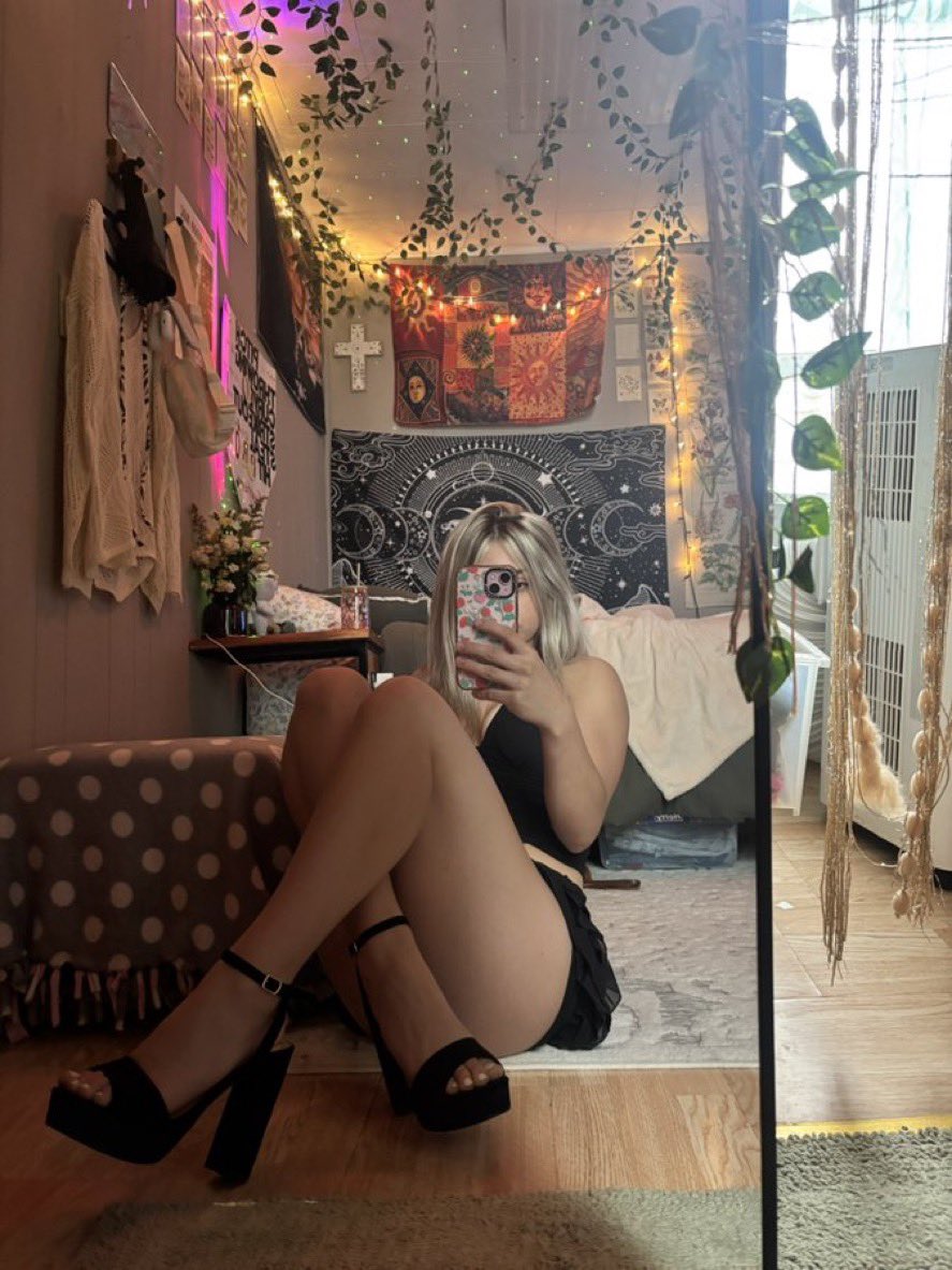 spendforkendlyn's tweet photo. Stare at my perfect ass and get weaker for me, slave💗🎀 

So soft, so expensive… and you’ll never deserve it. 

Send now or I’ll make you beg even harder 😌

#findom #blackmail #nsfwtwtًً https://t.co/K8WSj6aCLz