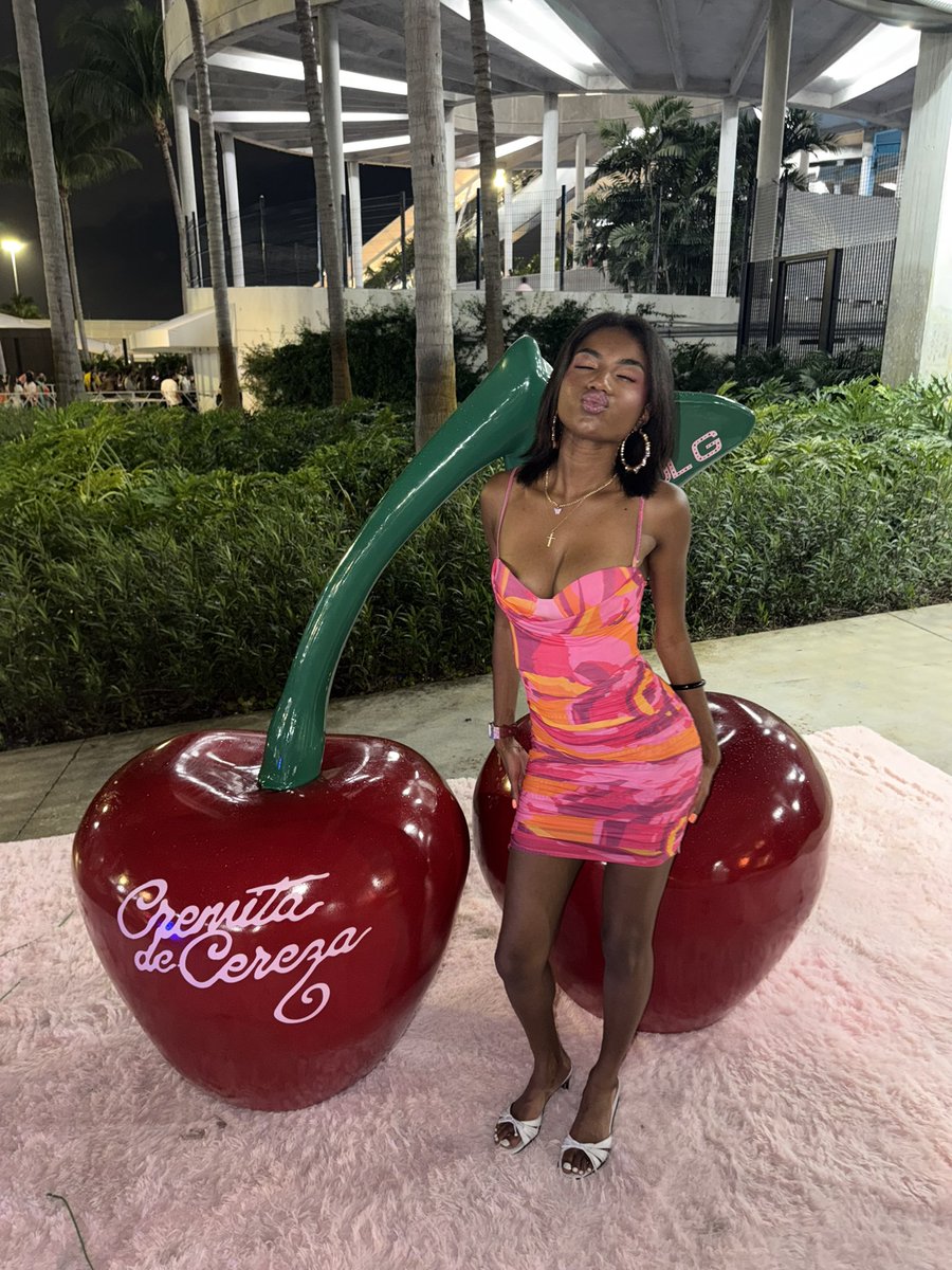 yagirlnayaa's tweet photo. modo tropicoqueta 🌺🌴🍹
-
📸 : @DanaAlbitar
-
👗 : @PrincessPolly thrifted from @depop
👠: thrifted from @GoodwillIntl
-
#hardrockstadium #tropitour #viajandoporelmundotour #tropicoqueta #concert https://t.co/6jZzPrI4Av
