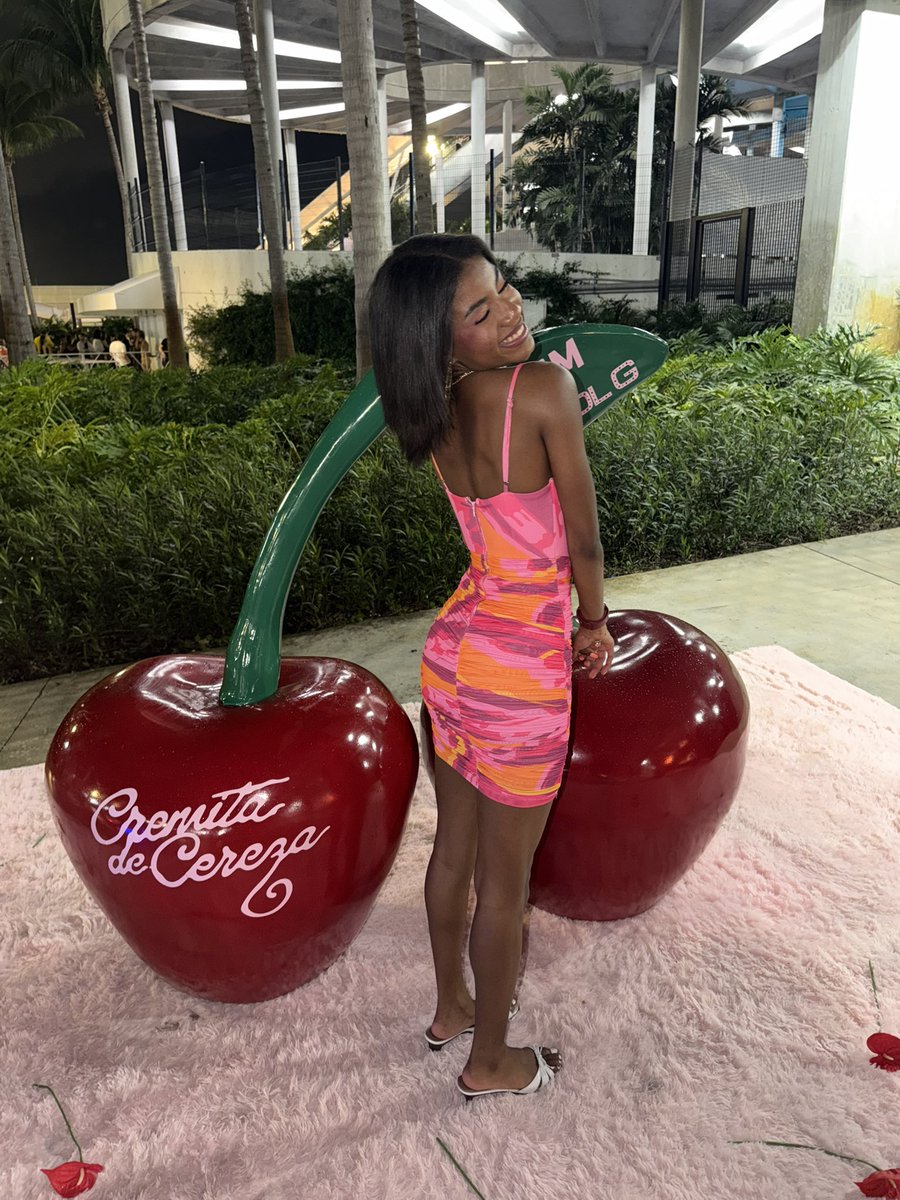 yagirlnayaa's tweet photo. modo tropicoqueta 🌺🌴🍹
-
📸 : @DanaAlbitar
-
👗 : @PrincessPolly thrifted from @depop
👠: thrifted from @GoodwillIntl
-
#hardrockstadium #tropitour #viajandoporelmundotour #tropicoqueta #concert https://t.co/6jZzPrI4Av