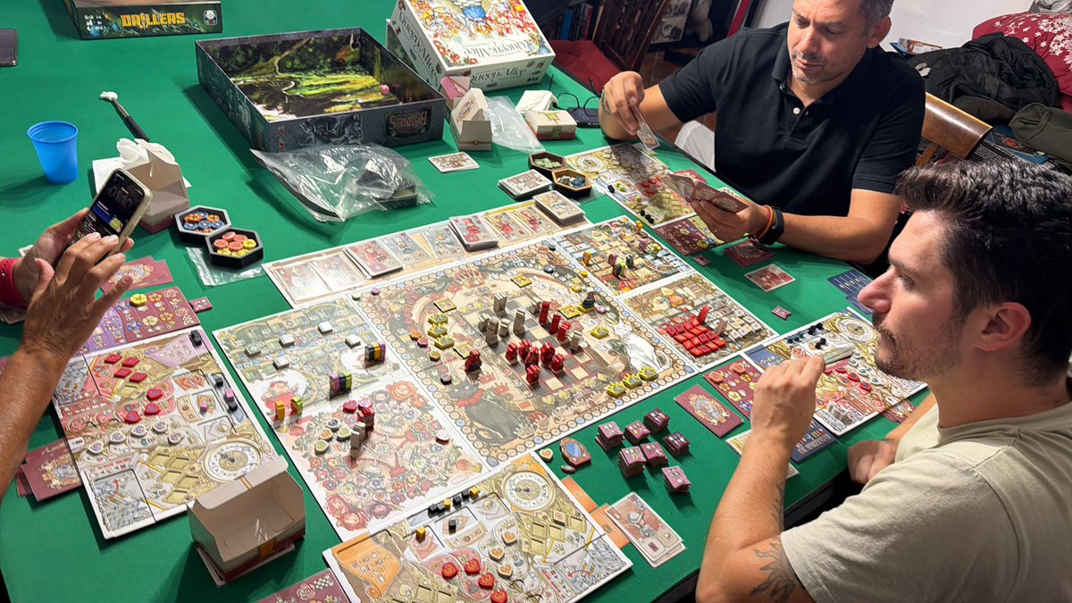 CaesarMeeple's tweet photo. First play of Queen Alice! It has a great table presence, and while the game is quite challenging, it’s absolutely beautiful. @ComboGamesES 
Queen Alice 初プレイ！テーブル映えが素晴らしく、ゲーム自体はかなり手強いですが、本当に美しい作品です。
#queenalice  #combogameses 👍🏻 https://t.co/ryrw6zBUOv