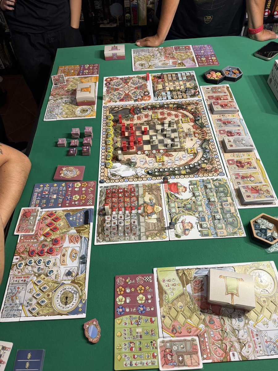 CaesarMeeple's tweet photo. First play of Queen Alice! It has a great table presence, and while the game is quite challenging, it’s absolutely beautiful. @ComboGamesES 
Queen Alice 初プレイ！テーブル映えが素晴らしく、ゲーム自体はかなり手強いですが、本当に美しい作品です。
#queenalice  #combogameses 👍🏻 https://t.co/ryrw6zBUOv
