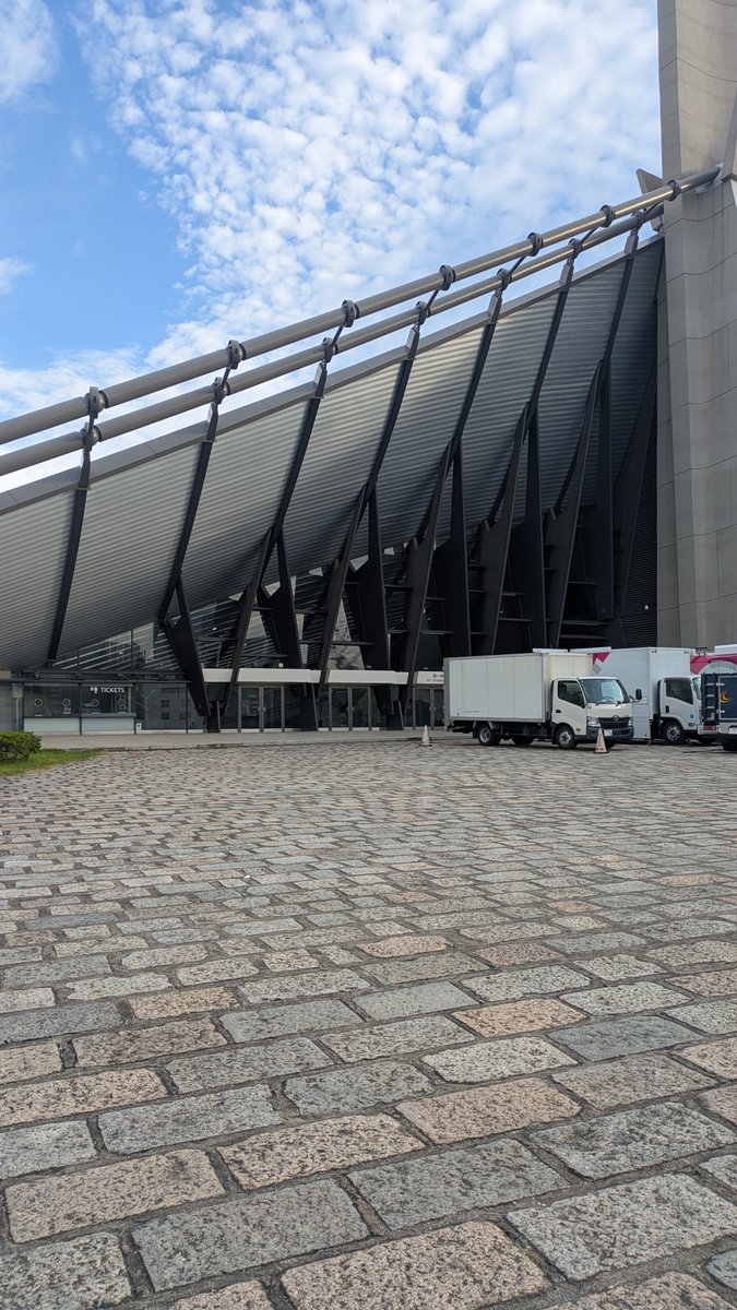 ask_08586's tweet photo. そう言えば！
代々木第一体育館の渋谷口で鶴丸のバルーンが捧げられてました！！！
持ち主に届けぇ！！！ https://t.co/ViRGRbwmMS