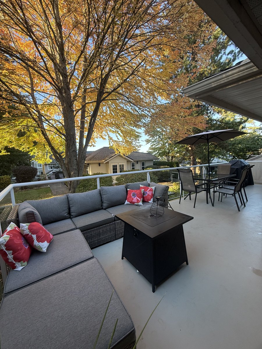 Karen_Anne67's tweet photo. Relieved to come home to some Fall colors still on the trees 🍂🍁 #LoveFall #bringonthepumpkinspice https://t.co/gfGwPACnUK