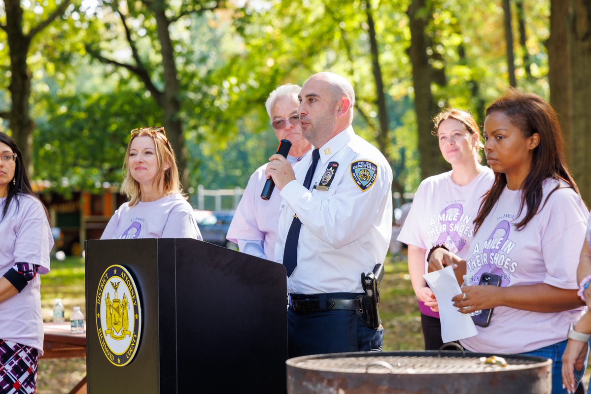 NYPD121Pct's tweet photo. Today, we had the honor and privilege to attend and participate with our @StatenIslandDA, community &amp; domestic violence survivors inside Willowbrook Park. 

Every step matters, and coming together as a community to provide support for a cause is beneficial to all. https://t.co/a28e6naOoo