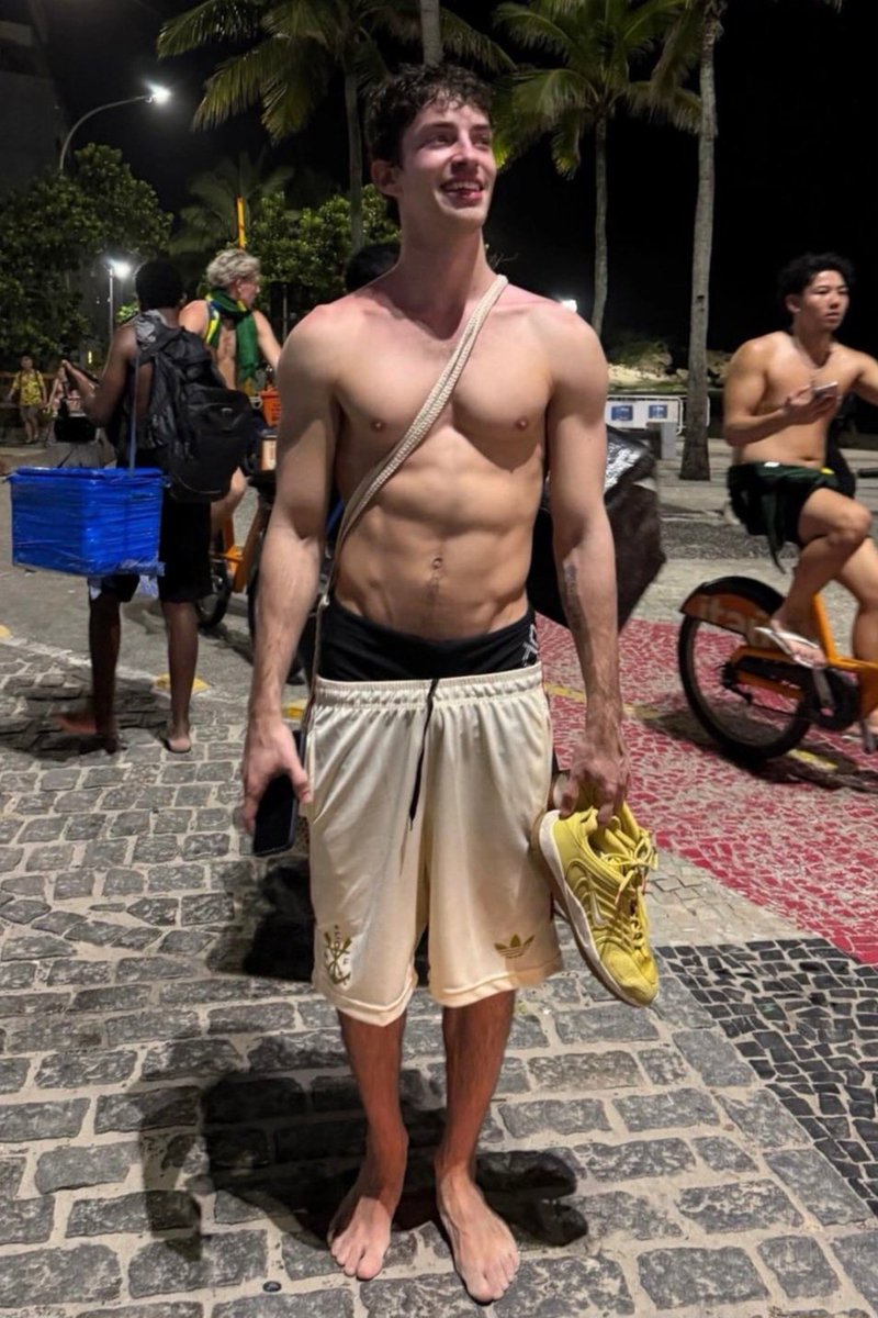 elordiaoty's tweet photo. quando o manu rios veio passar o carnaval aqui no brasil https://t.co/kZvtXAfKMr