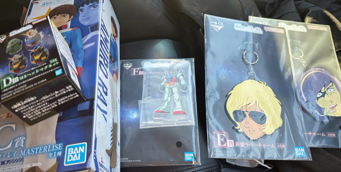 diemaoh's tweet photo. E賞が話題のガンダム一番くじを5本引いた戦果。
噂のE賞は2本だったので、
・ガルマ（謀ったな、シャア！）
・シャア（坊やだからさ）
を選択。
C賞当たったのはデカかったが、やっぱり男の子はメカの方（＝A賞）が欲しいのよね。 https://t.co/mIc2cOmUi9