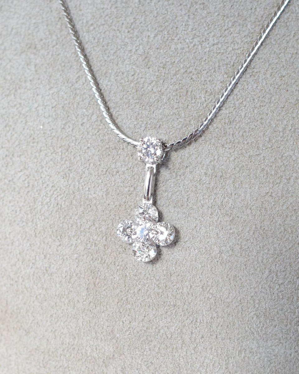 ARSNOVA_Ginza's tweet photo. 【　ARSNOVAの超オリジナル「幻の定番ペンダント💎」　】
【　今のところ…他様では絶対に制作できないペンダント　】

　このペンダントを制作するようになって30年ほどになりますでしょうか…
今のところ…他社様では絶対に制作できないARSNOVAの超オリジナル「幻の定番ペンダント💎」を紹介させて頂きます。

ペンダントの画像をご覧頂けますでしょうか。中央のダイアモンドは4本の爪で留めてございますが、その周りの4ピースのダイアモンドは爪無しで留まっておりますでしょう…
爪が無いお蔭でダイアモンドは驚くほどよく輝きます✨

ティファニーのタイタンセッティングや、ミステリーセッティングは
セッティングする為に、ダイアモンドに溝を掘ります。
溝を作るということは、ダイアモンドに傷を付けるということです。

ティファニーのタイタンセッティングや、ミステリーセッティングには
ダイアモンドそのものの価値が損なわれるという側面がございます。

ARSNOVAの「幻の定番ペンダント💎」はダイアモンドを傷付けること無く、
尚且つ爪を使わずにダイアモンドをセッティングすることを実現した
非常に驚くべき技術で作られたペンダントなのです。

このペンダントの他では見たことがないダイアモンドの輝き方はARSNOVAの男性の顧客様方にも好まれ、バチカン部分を除いた5ピースのダイアモンド部分のみをピンブローチに誂えて、スーツやタキシードのお襟にお着け頂いている方も多くいて下さいます☺️

0.2ct台の重さのダイアモンドを6ピース、合計1.54ctのダイアモンドをセッティングいたしました。すべてのお石に中央宝石研究所のソーティングが付いておりまして、6ピース全てDカラー、4ピースがVS1、2ピースがVS2です。

こちらのペンダントは制作がとても難しく、店頭でご紹介させて頂ける機会が限られる為…ARSNOVAでは以前から「幻の定番ペンダント」と呼ばれています🌹

チェーンは「張り」がある美しいお品で、このペンダントによく合いますのでメートル単位で求めておりましたが、残念ながら廃番となってしまいました。このチェーンをお付けしての販売はこのお品で最後になります。
大変珍しい構造のペンダントでございますが、30年間ほど販売し続けてきて、お石が取れてしまったという事故は一度も起きておりません。
ARSNOVAが誇る名品でございます。ぜひご検討くださいませ💐

【　ARSNOVAオリジナル「幻の定番ペンダント」　】
✔ダイアモンド総重量　1.54ct
✔ペンダント本体部分バチカンを含む縦の寸法/約22㎜
　横の寸法/約11㎜
【　このペンダントにはチェーンが付属しております。　】
✔チェーンはPt850
フックを除いたチェーン本体部分は38㎝
長さ調整部分5cm
最短約39.5㎝～最長約44㎝でお使いいただけます。
✔全てのダイアモンドに中央宝石研究所のソーティングが付いております。

💐こちらのお石の価格は弊店のメイン・ブログでご確認くださいますよう
お願い申し上げます。
↓
https://t.co/bCxZzqD6TK

①こちらの作品はお電話/メール(info@bijoudearsnova.com)でもご注文いただけます。
②こちらの作品は「ARSNOVA銀座サロン」にて、実際にご覧頂くことが出来ます。

【　『幻の定番ペンダント』はダイアモンドのグレードUPにも対応させて頂きます✨　】

現状でも…、直視できないほど眩しく輝いている
『幻の定番ペンダント』でございますが、
(これ以上の輝きを追求する必要があるのか…と思います程輝いております✨✨）

更なる輝きをご所望のお客様方には、ダイアモンドのグレードUPにも対応させて頂いております✨✨✨
※例:GIA鑑定付、Dカラー、VVSグレード、3EX、蛍光性はNone或いはFaint…

ご遠慮なくお問い合わせくださいませ☺️

#arsnova
#オーダーメイドジュエリー
#ジュエリーリフォーム
#ネックレス
#ダイヤモンド