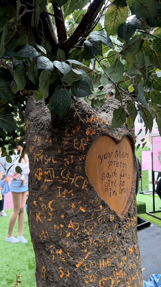 OliviaRodrigoPE's tweet photo. Perú its here!! 🇵🇪📍 One of our staff visited the pop-up "The Unraveled Tour" presented by American Express. 💜✨ https://t.co/CZKJIiFLaZ