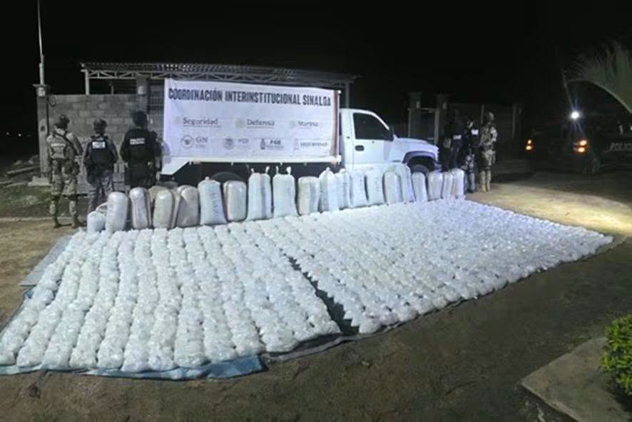 EJTO_FAM_GN's tweet photo. #Galeria | La #Sedena acaba de dar a conocer el aseguramiento de más de una tonelada de metanfetamina en un poblado de #Culiacán, el cual representa a decir de la dependencia, un golpe de 350 millones de pesos. https://t.co/6ukgYMFSJp