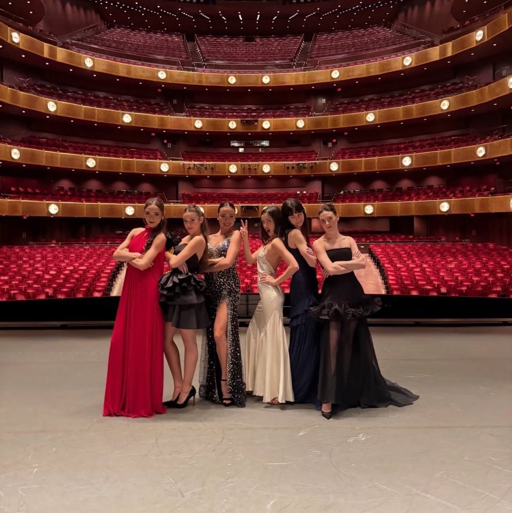 grcelivia's tweet photo. wait awww she went to go see the girls who were in the stupid song mv perform 😭😭💗💗 https://t.co/5ATqiodFth