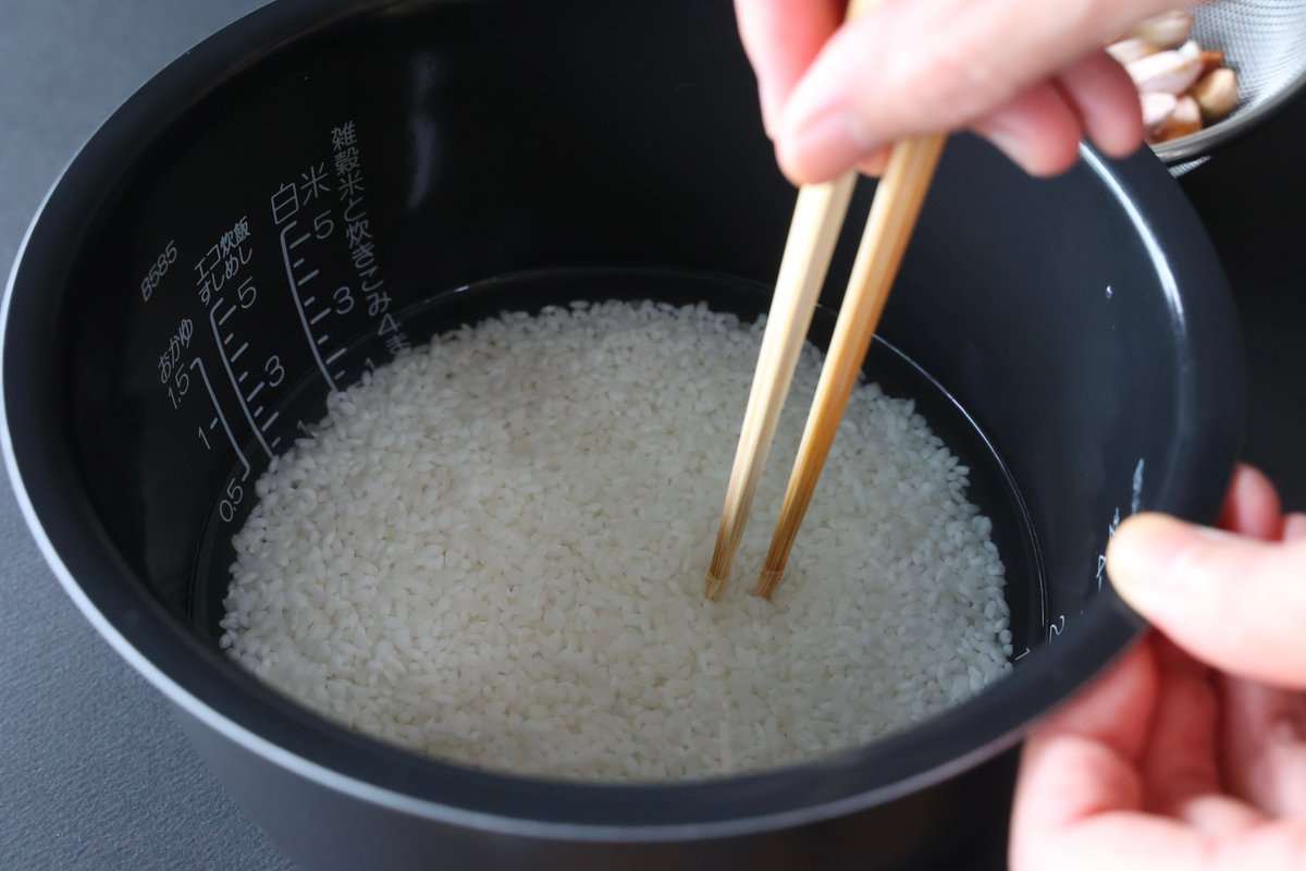 kumiko_jp's tweet photo. 生落花生の炊き込みご飯の詳しい工程をレシピ記事にまとめています。
https://t.co/IMn6qh6ZA1

レシピ記事の冒頭には、手順をゆっくり確認できる動画も載せています。
キッチンでお料理する際に、ぜひ活用してください。

【材料（4人分）】
・ 米： 2合
・ 生落花生（殻付き）： 250g
・ 塩： 小さじ1
・ 酒： 大さじ1
・ 水： 2合の目盛りまで