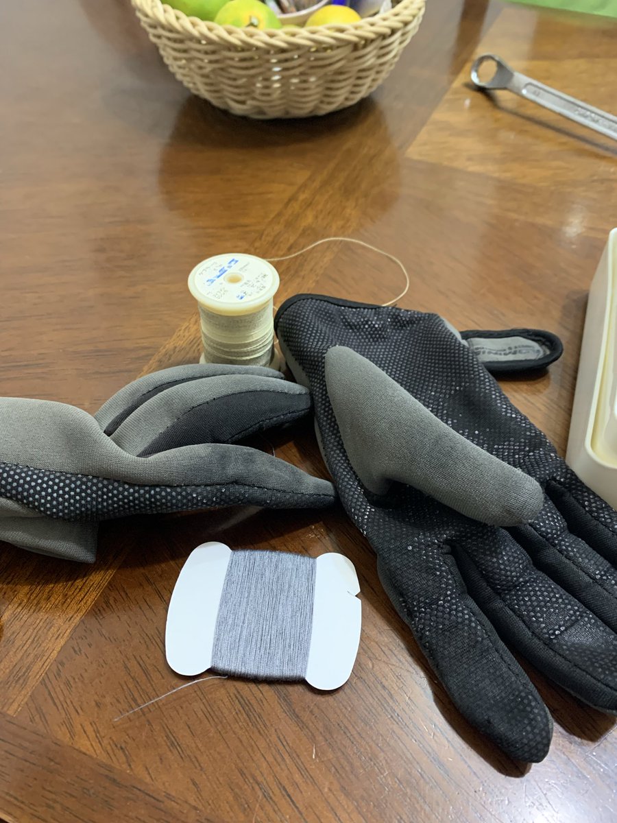 studiodoubt's tweet photo. 朝から手縫い。
グローブの補修です。
クリーム色のはケブラー繊維の糸。
すごく丈夫なので、ちょっと高いけど、この手の作業にはオススメです。
普段は職場で使う装備の修復に活躍してくれてます。 https://t.co/UPEZoxniIM