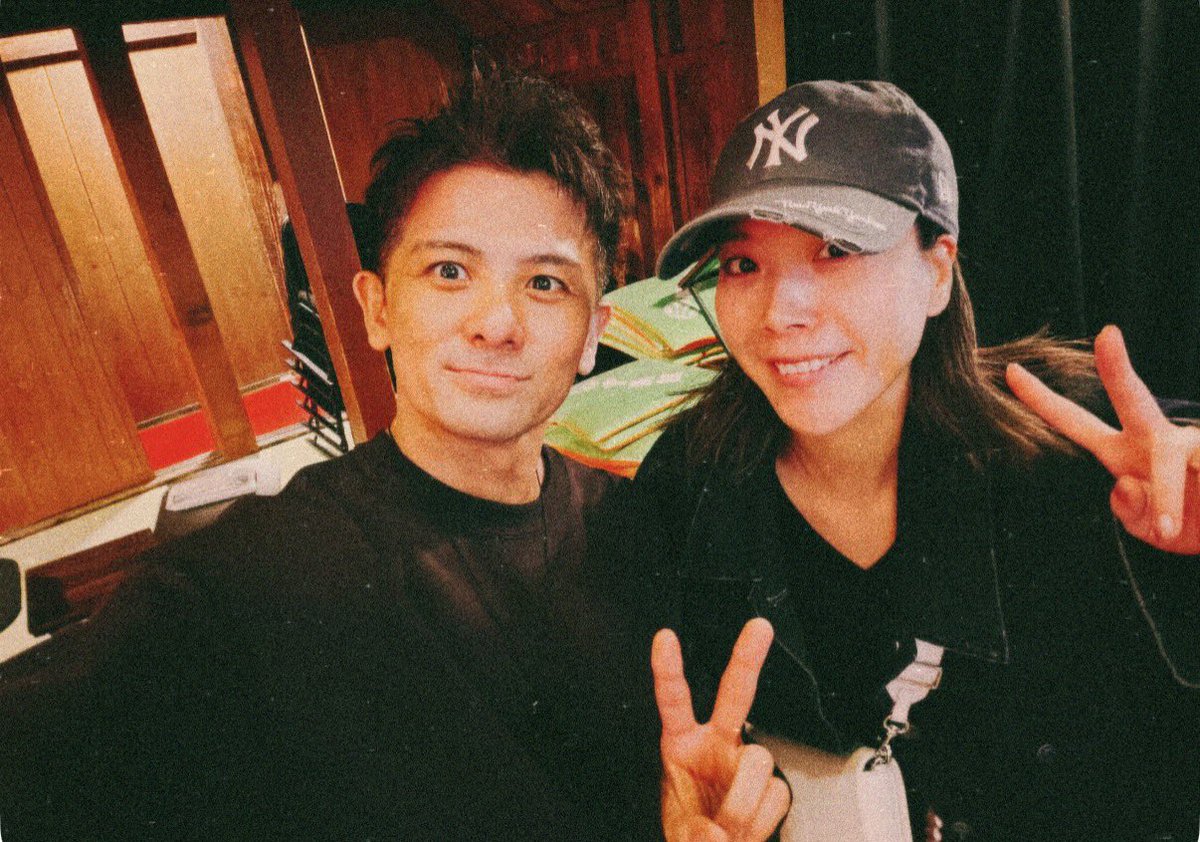 conte_sirokuma's tweet photo. 康楽館、秋のおどり『Revive』🍁
昨日、無事に初日を迎えることができました🕺
皆様本当にありがとうございました😆✨✨

そして、愛瀬さんの誕生日も皆でお祝い🎉
Wでおめでたい日、会場中ハッピーに包まれました🫶

本日10/4。快晴で気持ち良い小坂の朝☀️
2公演、誠心誠意お届けして参ります💚

#FabulousRevueBoys
#康楽館　
#創建116年 
#国重要文化財　
#秋田県小坂町