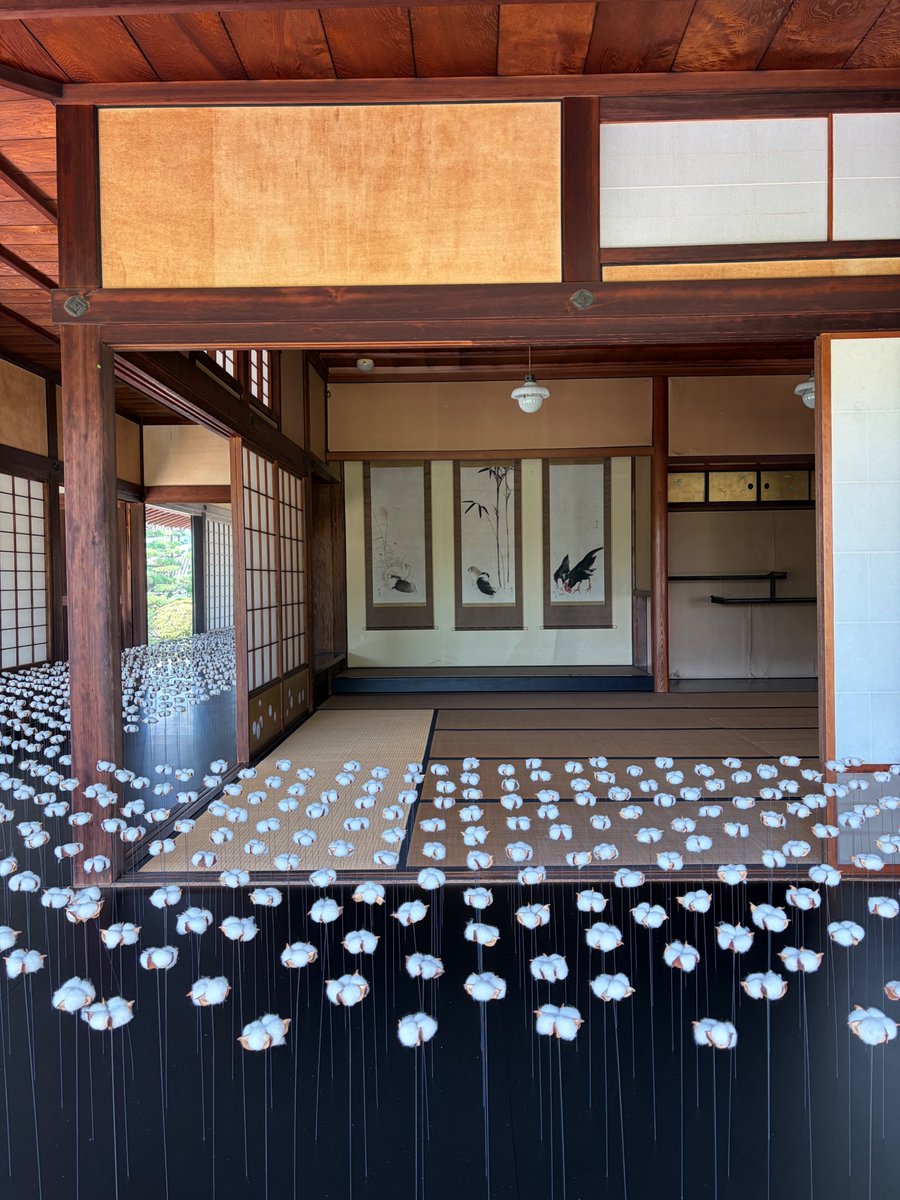 najapan's tweet photo. 工場見学とアート鑑賞が一度にできる「瀬戸内産業芸術祭」。工場などの中にアートが設置されてる芸術祭です。ケミカルな植田正治みたいなのは西沢立衛、山田紗子＠オオノ開發。ほかはSYMBOL PLUS＠旧野﨑家住宅、山本基＠ナイカイ塩業、SAI＠パワーエックス。10／31まで。 https://t.co/USiCDnSoIN