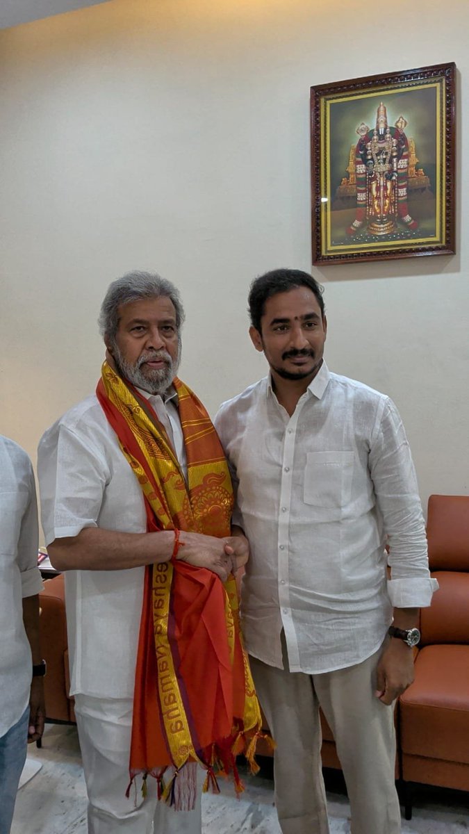 AnandDevasani's tweet photo. మంత్రి @DamodarCilarapu గారిని ��ూబ్లీహిల్స్ MLA @PingNaveenYadav గారిని మర్యాదపూర్వకంగా కలిసిన గ్రాడ్యుయేట్ MLC అభ్యర్థి @RamMohanINC గారు ఈ సందర్భంగా MLC ఎన్నికలు గ్రాడ్యుయేట్ ఓటర్లకు సంబంధించిన అంశాలపై చర్చించారు

@revanth_anumula @Bmaheshgoud6666
#Sama4MLC #MHBN #HYD #RR #MLC https://t.co/6qgW33K1F3