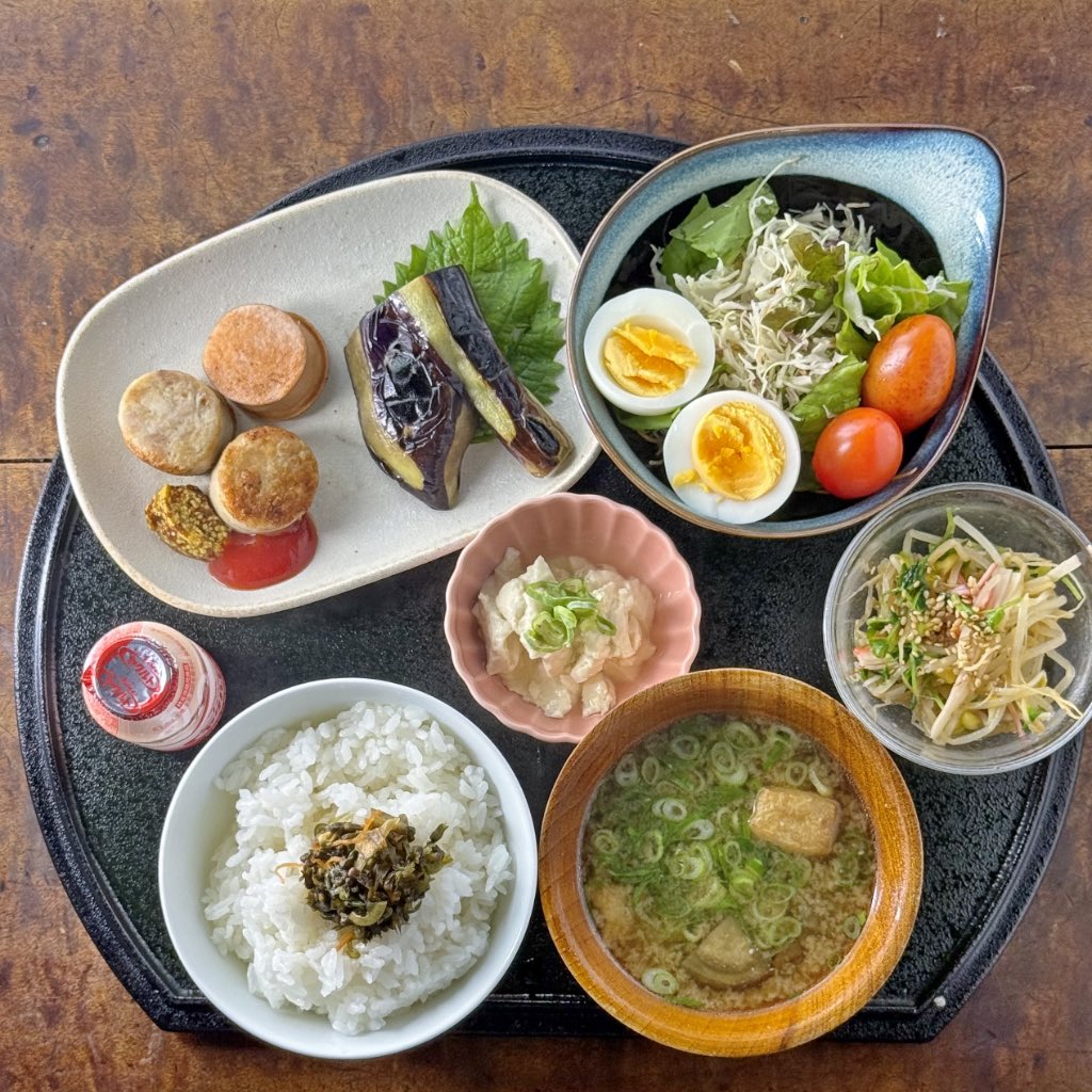 umetohki's tweet photo. 朝ごはん

ご飯にかかってるのは
紫蘇の実の醤油漬け

これがご飯に合いすぎる https://t.co/kWBuKh9tas
