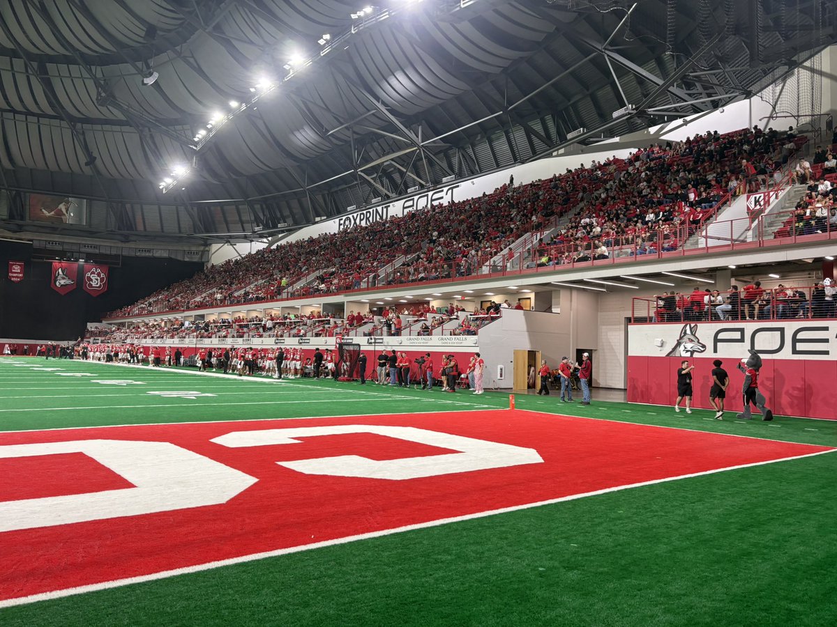 jarrenduffy's tweet photo. A packed Dome is the best kind of Dome. A perfect Dakota Days Saturday. Thank you Coyote Nation! https://t.co/QSvVDzheOx