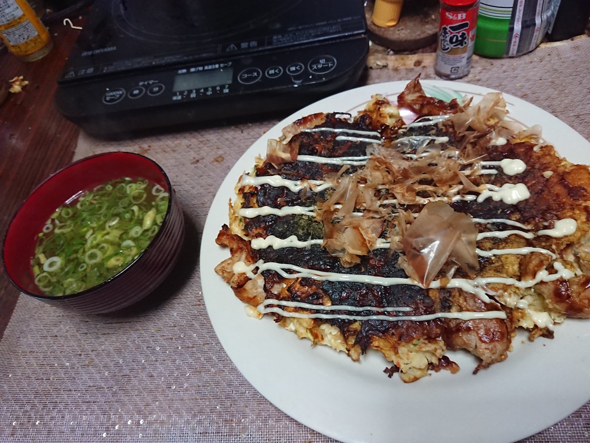 DKDZ's tweet photo. できた。
お好み焼きと味噌汁。 https://t.co/9jLOPd1AiM