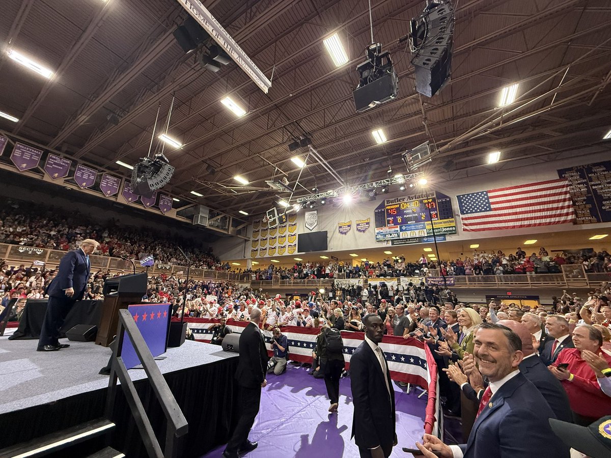 NirajAntani's tweet photo. PACKED house for President @realDonaldTrump in Vandalia!! Incredible! https://t.co/pQzP8SeFxc